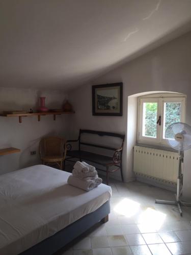 聖費利切德爾貝納科的住宿－Alboino Apartments - Ermengarda & Desiderata，一间卧室设有一张床和一个窗口