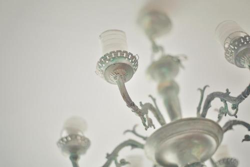 a close up of a chandelier on a wall at TOLETUM low cost LOFTS diáfanos o 2dormitorios PARKING Municipal Gratis al aire libre a 100m in Toledo