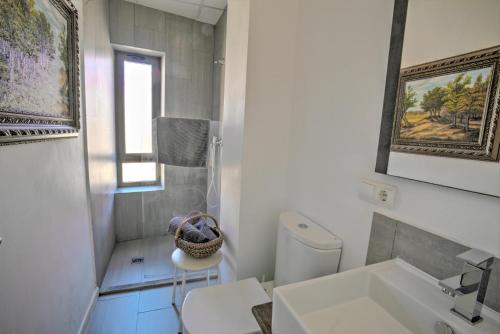 a white bathroom with a toilet and a sink at TOLETUM low cost LOFTS diáfanos o 2dormitorios PARKING Municipal Gratis al aire libre a 100m in Toledo
