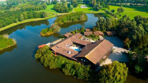 una vista aerea di una casa su un'isola in un fiume di Swaenenburgh a Vlissingen