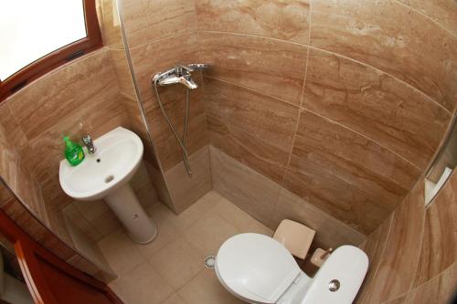 Phòng tắm tại Isufi Guest Houses