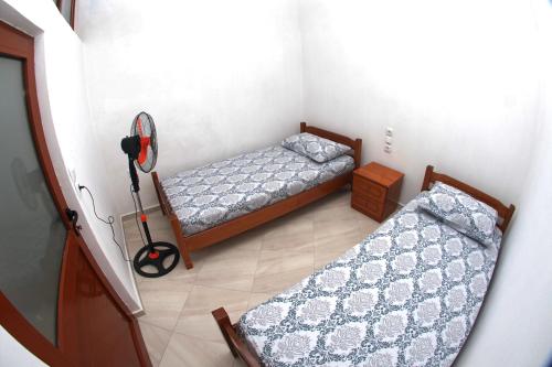 Isufi Guest Houses房間的床