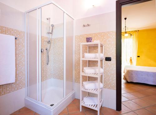 y baño con ducha con cabina de ducha de cristal. en Tenuta Montebello, en Rocca Grimalda