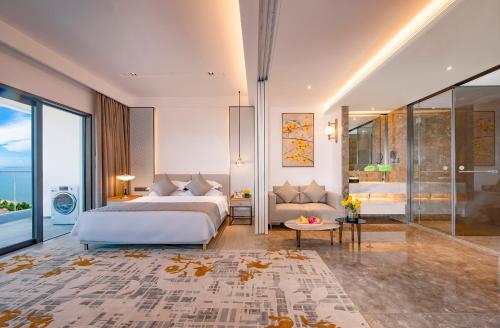 Ένα ή περισσότερα κρεβάτια σε δωμάτιο στο Sanya Rock Platinum Sea View Hotel