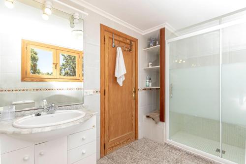 une salle de bain avec lavabo et douche dans l'établissement Villa Gran Voramar Cala, à Pollença