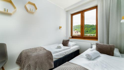 Un pat sau paturi într-o cameră la Apartamenty EverySky - Ogrodnicza 7-9
