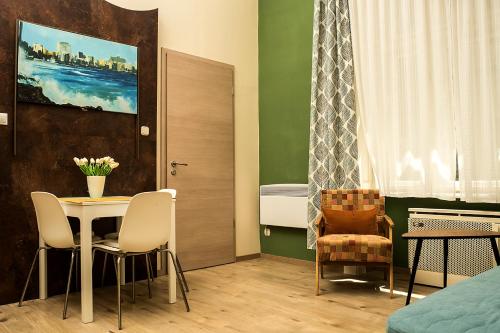 um quarto com uma mesa e cadeiras e um quarto em Raday Patio em Budapeste