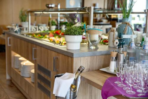 Makanan di atau berdekatan hotel