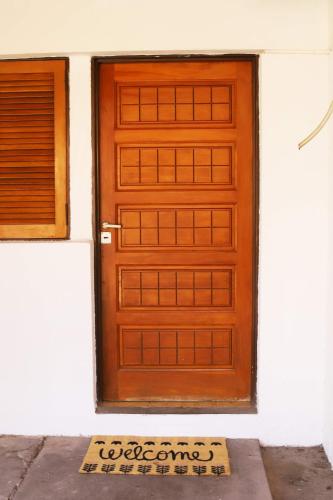 eine Holztür an der Seite eines Gebäudes in der Unterkunft Casa Chacras in Ciudad Lujan de Cuyo