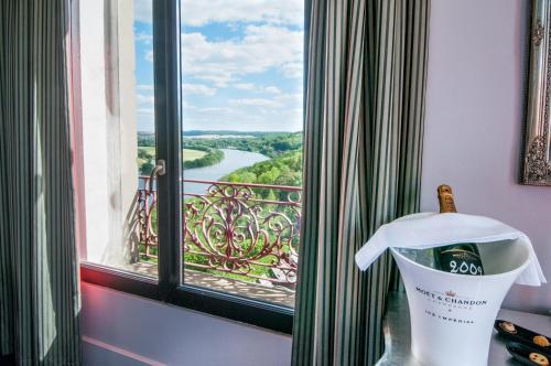 a window with a view of a river at Domaine De La Corniche in Rolleboise