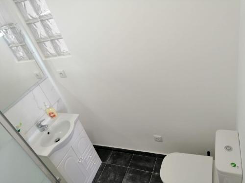 un bagno bianco con lavandino e WC di Casa do canto a Tavira