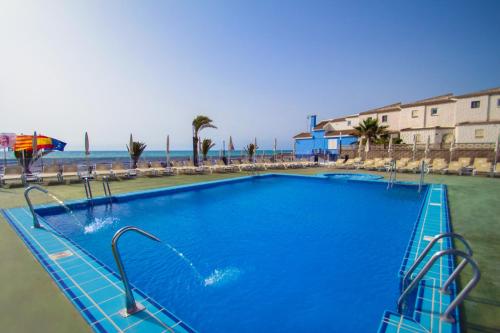 Bazén v ubytování Hotel Servigroup Koral Beach nebo v jeho okolí