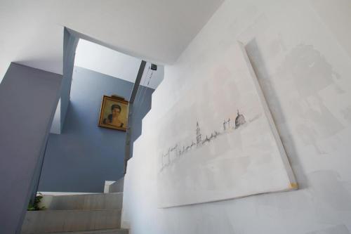 a stairway with a painting on the wall and a stair case at TOLETUM low cost LOFTS diáfanos o 2dormitorios PARKING Municipal Gratis al aire libre a 100m in Toledo