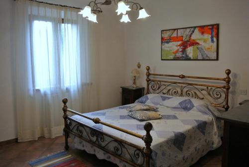 sypialnia z łóżkiem i oknem w obiekcie Lovely Tuscan Country House w Sienie