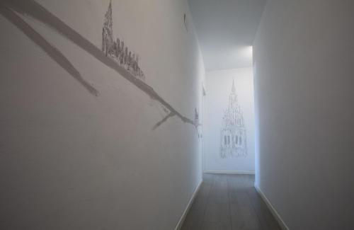 an empty room with a white wall and a building at TOLETUM low cost LOFTS diáfanos o 2dormitorios PARKING Municipal Gratis al aire libre a 100m in Toledo
