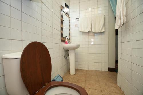 ein Bad mit einem WC und einem Waschbecken in der Unterkunft Korona Villa Lodge in Arusha