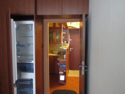 Przytulne i atrakcyjne mieszkanie z pełnym wyposażeniem, dwa pokojeにあるキッチンまたは簡易キッチン