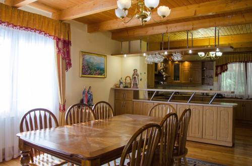 eine Küche und ein Esszimmer mit einem Tisch und Stühlen in der Unterkunft Zrub in Schidnyzja