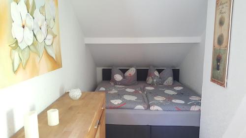 a small bedroom with a bed in a room at Ferienhaus am Lübbesee in Milmersdorf