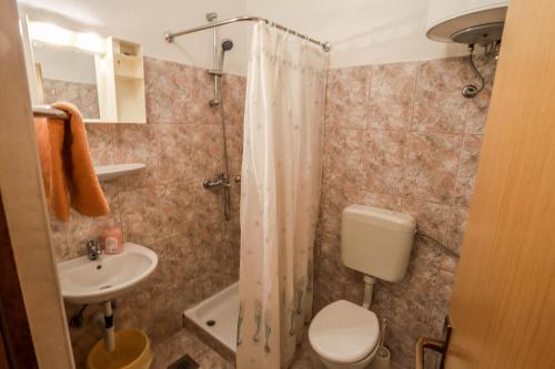 ein Badezimmer mit Toilette, Waschbecken und Dusche in der Unterkunft Medulin Riviera Apartments Goran in Medulin