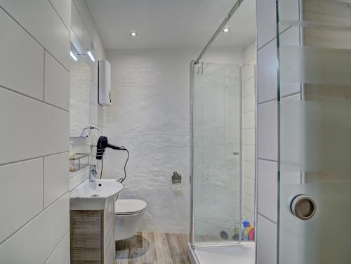 ein Badezimmer mit Dusche, Toilette und Waschbecken in der Unterkunft Gästehaus Eschbach in Monschau