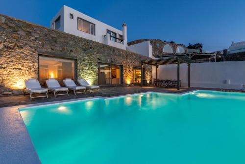 een zwembad voor een villa bij Villa Coventina, Ornos - Cavo Delos, Mykonos in Agios Ioannis Mykonos