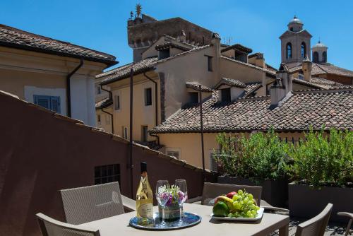 ローマにあるナヴォーナ カラーズ ホテルのバルコニーにテーブルとフルーツの盛り合わせ