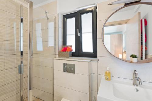 W łazience znajduje się umywalka i lustro. w obiekcie Ancre du Cap w mieście Antibes
