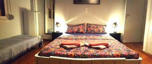 アテネにあるSavvasのランプ2つが備わる客室の大型ベッド1台分です。