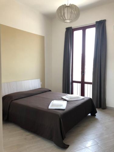 1 dormitorio con cama y ventana grande en casavacanze dolcevita, en Agropoli