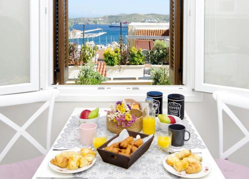 Villa Irene Syros tesisinde konuklar için mevcut kahvaltı seçenekleri