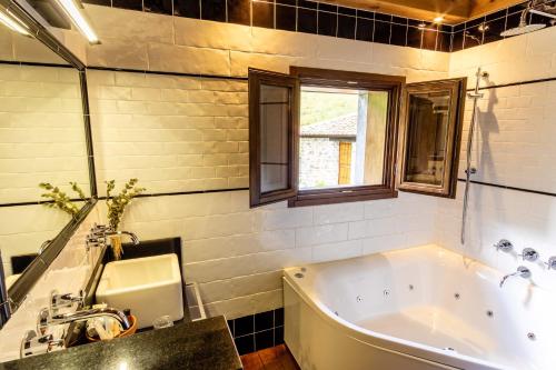 A bathroom at Casona de El Castañíu