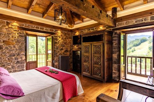 Ένα ή περισσότερα κρεβάτια σε δωμάτιο στο Casona de El Castañíu