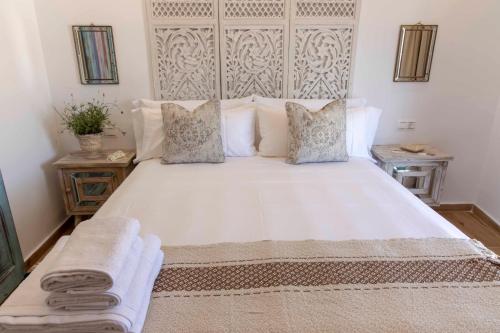 a bedroom with a large white bed with pillows at Hostal Boutique Olvido 22 Adults Only in Peñíscola