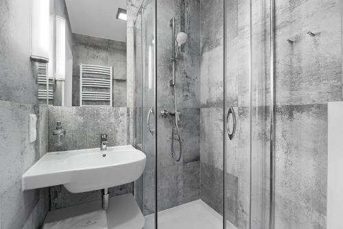 y baño con lavabo y ducha. en Szymański Holiday Rooms en Niechorze