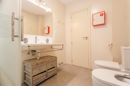 La salle de bains blanche est pourvue d'un lavabo et de toilettes. dans l'établissement Wide and diaphanous- 3Bd 2Bth- Alcázar, à Séville