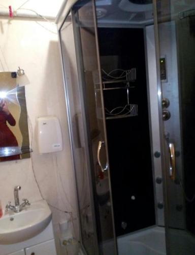 ein Bad mit einem Waschbecken, einem WC und einer Dusche in der Unterkunft квартира біля лікарні мечнікова in Dnipro