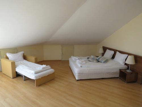 um quarto com 2 camas num sótão em Villa Park Studio Apartment nr 409 em Borovets