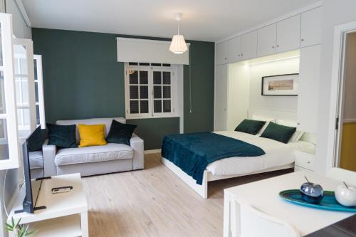 un dormitorio con una cama y un sofá en Funchal Village Studios, en Funchal