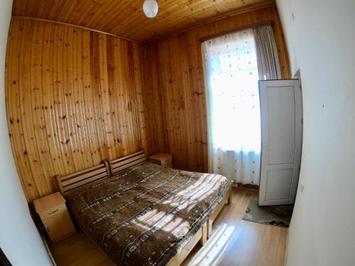 una camera con un letto in una stanza con una finestra di Guesthouse Lenjeri a Mestia