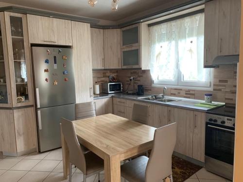 uma cozinha com uma mesa de madeira e um frigorífico em Rania House em Limenas
