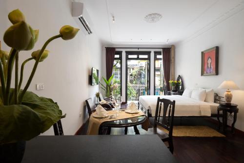 Oleskelutila majoituspaikassa Centraltique Downtown - Bespoke Colonial House Near Hoan Kiem Lake