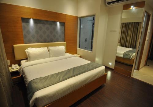 A bed or beds in a room at Tarawade Clarks Inn Pune