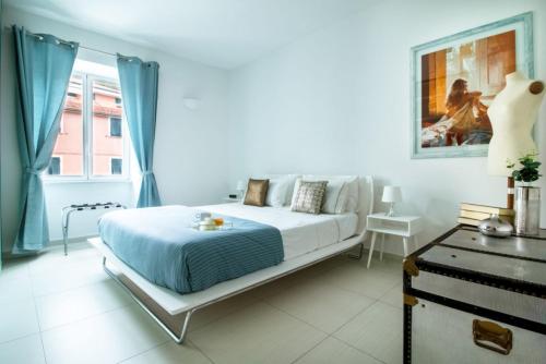 セストリ・レヴァンテにあるCasa Giulia - Apartment beachfront with 2 bedrooms, air conditioning and private parking, just 30 meters from the beachのベッドと窓のある白い寝室