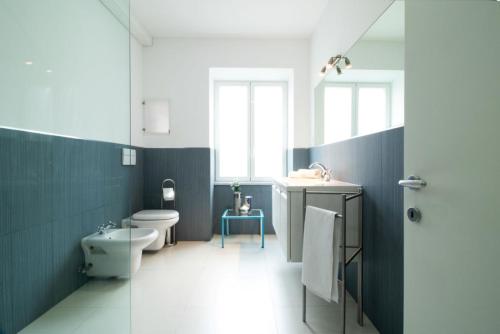 セストリ・レヴァンテにあるCasa Giulia - Apartment beachfront with 2 bedrooms, air conditioning and private parking, just 30 meters from the beachの白いトイレと洗面台のあるバスルーム