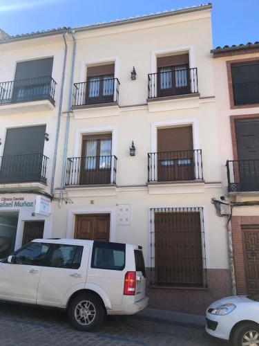 un furgone bianco parcheggiato davanti a un edificio di Duplex Archidona Centro ad Archidona