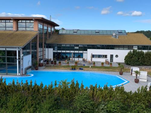 an aerial view of a building with a swimming pool at Moderne Apartments im Ferienpark auf Rügen in Sagard