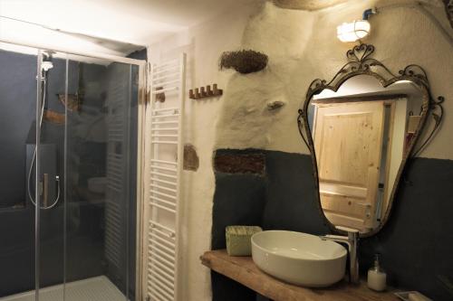 a bathroom with a sink and a mirror at Casa Felicina in Rubiana