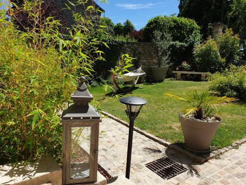a garden with two lights on a path at Le Gîte Senlisien in Senlis