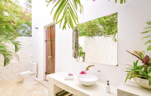 een badkamer met een wastafel en een toilet bij Indigo Beach Zanzibar in Bwejuu